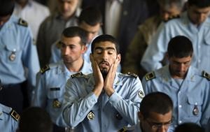 اعضاء في القوات الجوية الايرانية اثناء صلاة الجمعة امس 	رويترز﻿