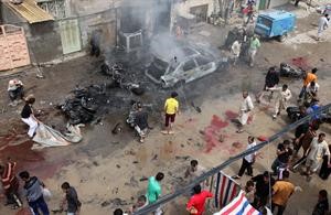 عراقيون يعاينون اثار تفجير سيارة مفخخة في مدينة الصدر	 اپ﻿