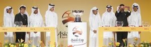 سكرتير عام الاتحاد الاسيوي اليكس توساي يرفع اسم اليابان اثناء مراسم القرعةافپ