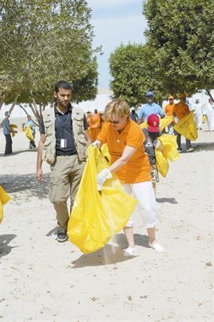 السفيرة ديبورا تشارك في تنظيف الشاطئ﻿