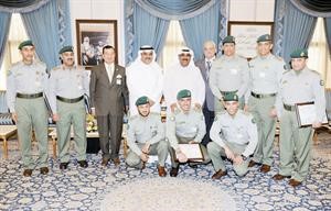 الشيخ مشعل الاحمد متوسطا القائمين على الخطة الاستراتيجية
