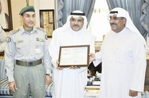 الشيخ مشعل الاحمد يقدم شهادة تقدير لاحد المكرمين
