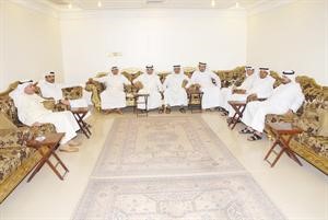 رواد ديوانية احمد مطلق الدويلة يتبادلون الاحاديث حول اوضاع المنطقة