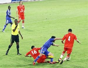 لاعب الاهلي احمد حسن يتعرض للعرقلة من لاعب الاتحاد الليبي مروان مبروك	 افپ﻿