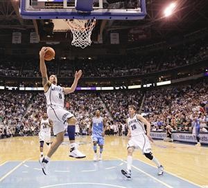 لاعب يوتا ديرون ويليامز يسجل في سلة دنفر اپ