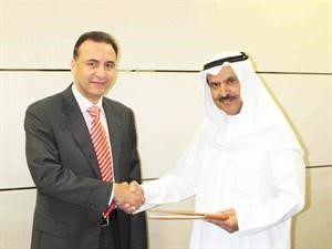 خالد الجاسر مصافحا اشرف الجرف عقب توقيع الاتفاق﻿