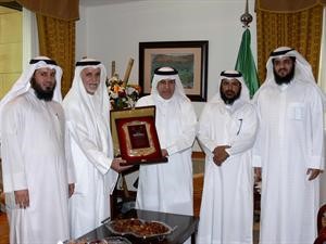 محمد العمر ووفد من وزارة الاوقاف يقدمون درعا تذكارية للسفير السعودي دعبدالعزيز الفايز﻿