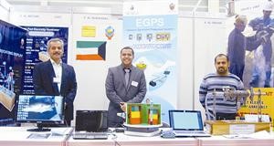 الفائزون الكويتيون الثلاثة عبدالعزيز العريعر وفهد الهويشل وسعود المطيري في لقطة تذكارية بعد اعلان فوزهم﻿