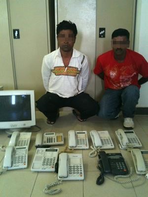 اسيويان في وكر اتصالات
