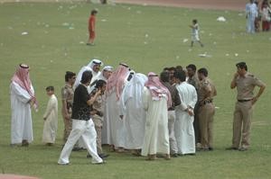 تواجد امني حول مواطنين اعترضوا على اقامة الاحتفال﻿