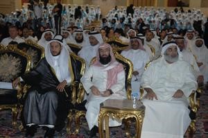 الداعية نبيل العوضي متصدرا الحضور