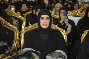 الشيخة اسماء تتوسط الحضور
