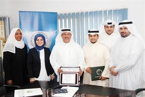 داحمد السمدان يتوسط الموظفين المكرمين﻿