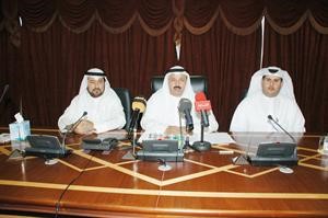 دحسين الدويهيس متوسطا بدر الردعان وحامد الجلاوي
كرم دياب
