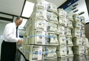 صعود تدريجي للدولار امام سلة العملات