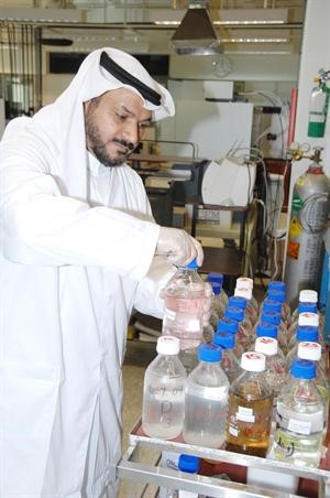 دعبدالسلام الهزاع امام بحثه الذي نال عليه درجة الدكتوراه﻿