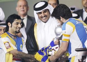البرازيلي جونينيو لاعب الغرافة يقبل الكاس بعد تسلمه من ولي عهد قطر