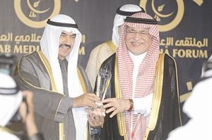 سمو الشيخ ناصر المحمد مكرما وزير الاعلام السعودي عبدالعزيز خوجة﻿