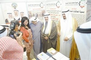 سمو رئيس الوزراء الشيخ ناصر المحمد ووزير الاعلام في جناح جمعية العلاقات العامة ويبدو بدر المديرس ونوال الدرويش وريم الوقيان﻿