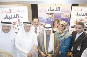 سمو رئيس الوزراء وسامي النصف والزميلان حسين الرمضان واسامة ابوالسعود في جناح الانباء﻿