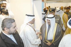 سمو رئيس الوزراء مصافحا الزميل مفرح الشمري﻿