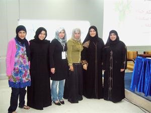 الاعلامية سمية الميمني وبعض الطالبات