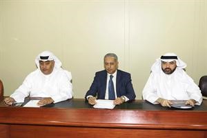 عبدالله السيف الاول من اليسار خلال عمومية الشركة