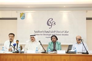 دهيلة المكيمي ودخلدون النقيب ودعبدالله الجسمي خلال المحاضرة﻿﻿سعود سالم﻿