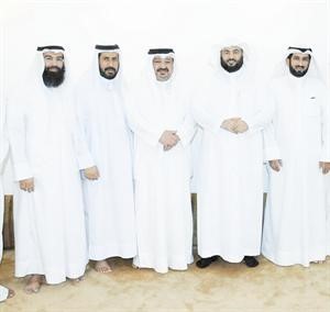 صورة للشيخ محمد المقرن مع رواد ديوانية محمد الخطيمي