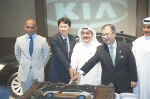 المطوع يقص كيكة الاحتفال مع السفير الكوري واس اتش يانج

