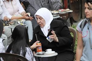 سيدة سورية تدخن في احد المقاهي افپ