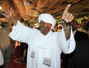 الرئيس السوداني عمر حسن البشير محتفلا بفوزه بولاية جديدة	رويترز﻿