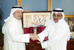 دعبدالله الفهيد يتسلم درعا تذكارية من دعبدالرحمن الاحمد
