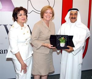 درع تكريمية للسفيرة الاميركية ديبورا جونز من دعبدالرضا اسيري

