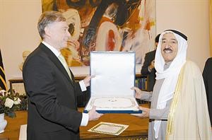 صاحب السمو الامير الشيخ صباح الاحمد يقلد الرئيس الالماني هرست كوهلر قلادة مبارك الكبير
