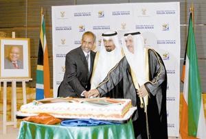 الشيخ علي الجابر ومحمد المجرن الرومي والسفير اشرف سليمان يقطعون كعكة الاحتفال