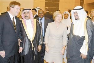 الشيخ احمد العبدالله والسفيرة الاميركية ديبورا جونز وبعض الحضور