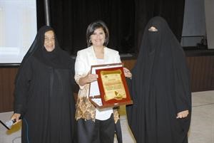 نبيلة العنجري تتسلم درعا تكريمية من ادارة المدرسة
