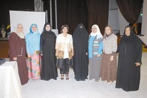 العنجري مع مديرة المدرسة وعدد من المعلمات
