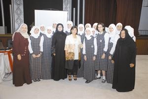 نبيلة العنجري مع ادارة الجيل الجديد وعدد من طالبات المدرسة
