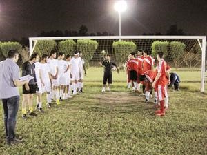لاعبو الفريقين قبل بدء المباراة
