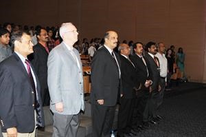 السفير الهندي في مقدمة الحضور