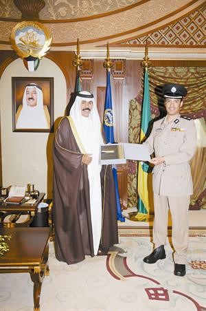 سمو نائب الامير يتسلم رسالة الدكتوراه من دمفرح السبيعي
