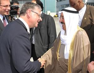 ترحيب بصاحب السمو الامير لدى وصوله الى مطار مدينة شتوتغارت في جمهورية المانيا الاتحادية