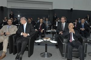 صاحب السمو الامير الشيخ صباح الاحمد والرئيس التنفيذي لشركة دايملر بنز خلال الاطلاع على التقنيات الحديثة في الانتاج