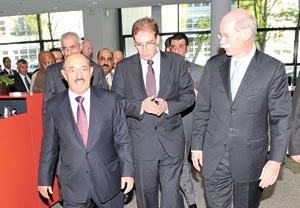 صاحب السمو الامير الشيخ صباح الاحمد خلال زيارته لمصنع شركةدايملر بنز في شتوتغارت