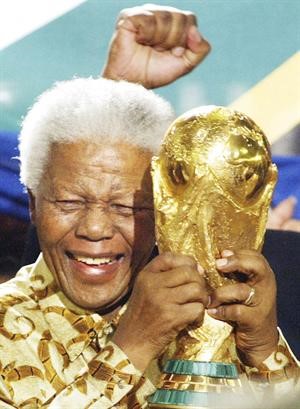 نيلسون مانديلا حاملا كاس العالم﻿