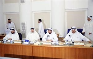 مسلم البراك ومخلد العازمي وصالح عاشور خلال اجتماع اللجنة امس