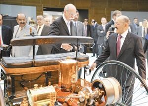 صاحب السمو الامير الشيخ صباح الاحمد يطلع على احدى السيارات القديمة