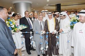 دهلال الساير والشيخ دابراهيم الدعيج يقصان الشريط ايذانا بافتتاح مبنى التوسعة
